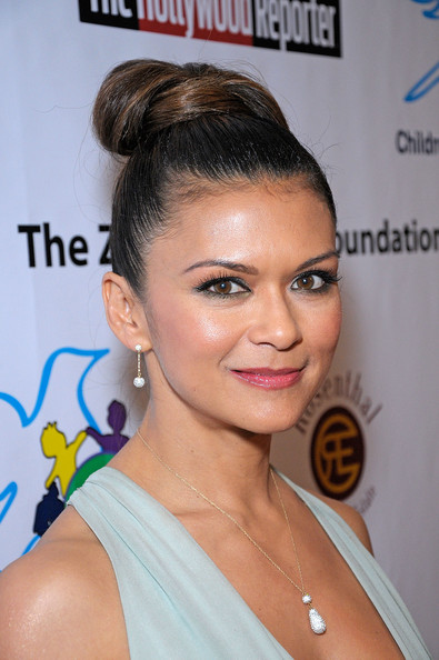Nia+Peeples+Updos+Classic+Bun+idwnwEbSlYol